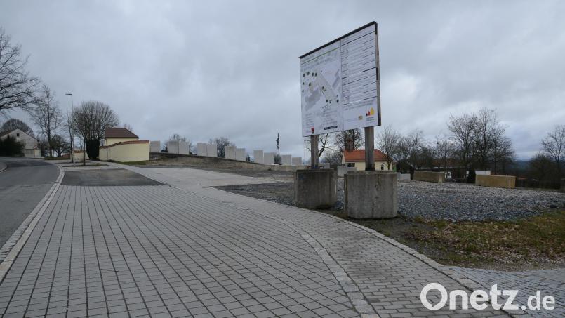 Entlang der Weidener Straße (links) sollen Querparkplätze entstehen. Dahinter werden zwei Reihen Schrägparkplätze angelegt. Die Zufahrt zu diesen Parkplätzen kann nur aus Richtung Weiden erfolgen. Bild: bey