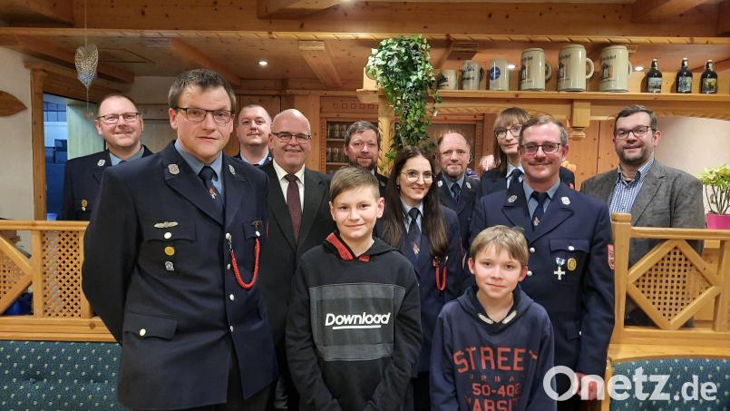 Ehrungen, Beförderungen und Neuaufnahmen gab es bei der Feuerwehr Hardeck. Im Bild (von links) Kommandant Markus Schwartling, Josef Schwartling, Sebastian Summerer, Bürgermeister Klaus Meyer, Felix Schwartling, Christian Schnurer, Brigitte Hegen, Ferdinand Planner, Elias Schnurer, Franziska Weiß, Andreas Korndörfer und Uwe Unglaub. Bild: Franziska Weiß/exb