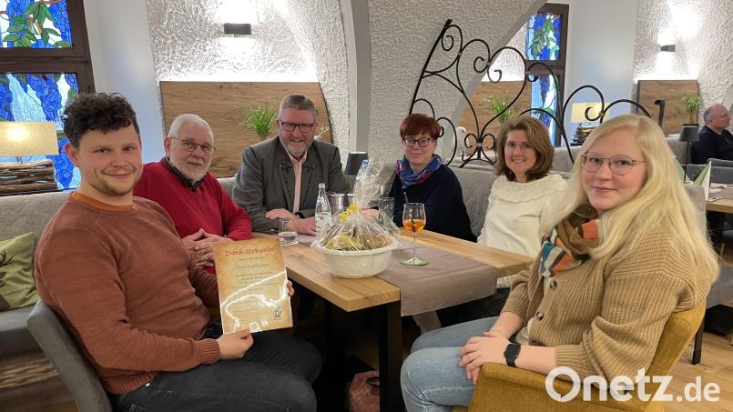 Felix Kubitschek (links) ist das neue 100. Mitglied des OGV Waldsassen. Mit im Bild (von links) die Vorstandsmitglieder Wilfried Roeb, Klaus Schuster, Gudrun Schuster und Gabriele Treml-Laubert sowie Eva Kastl. Bild: Klaus Schuster/exb