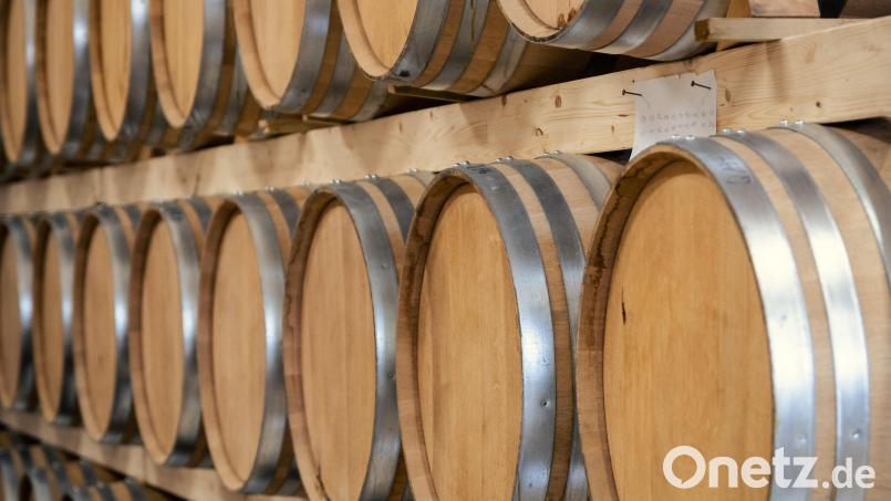 In großen Eichenfässer reift der Whisky der Brennerei Schraml in Erbendorf heran. Bild: Georg Neumann