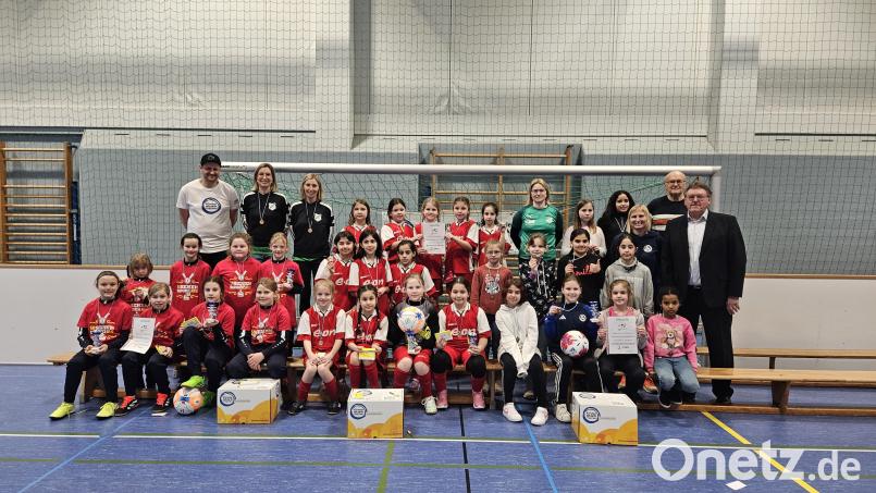 Die drei Mädchen-Mannschaften der Hallenfußball-Landkreismeisterschaft der Grundschulen (von links): Poppenricht, Vilseck und Auerbach. Bild: khg