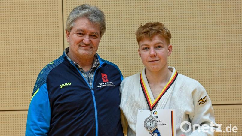 Kilian Löffler (rechts) mit seinem Trainer der DJK Ensdorf Manfred Schmid. Bild: Jonas Löffler/exb