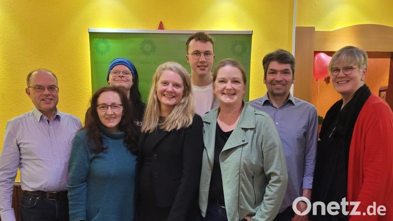 &quot;Fragen und Antworten zum Green Deal&quot; stehen im Mittelpunkt des Besuchs von Henrike Hahn (Vierte von links) im Landkreis Schwandorf. Bild: Büro Winklmann/exb