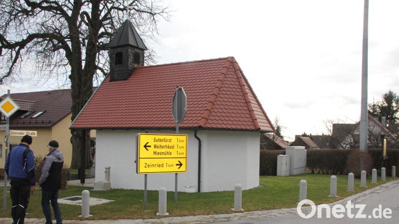 Der Geräteschuppen soll im Bereich der Dorfkapelle (rechts neben den Verteilerkasten, wo jetzt die Büsche stehen) gebaut werden und alle Gerätschaften, die für die Pflege des Dorfmittelpunkts nötig sind, aufnehmen. 
Hans Kiesl und Bernhard Frey (von rechts) machen sich Gedanken darüber, wie der Aufgang zur Kapelle noch pflegeleichter gestaltet werden kann. Bild: frd