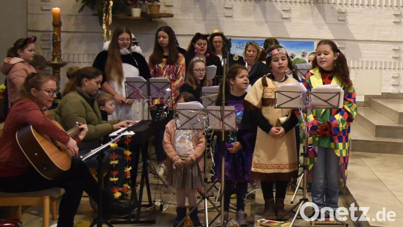 Vor dem Altar wurden viele verschiedene Sachen platziert, die im Familiengottesdienst eine Bedeutung hatten. Kostümierte Kinder machten den Sonntagsgottesdienst zu einem Event der besonderen Art. Bild: Kindersingkreis/Christine Sporrer
