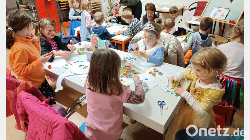 Aus Papptellern basteln sich die Kindern eine Elefantenmaske. Bild: exb/Sabine Liewald
