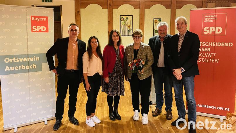 Besuch aus Berlin bei der SPD in Auerbach: Parlamentarische Staatssekretärin Anette Kramme (Dritte von rechts) mit Vorstandmitgliedern des Ortsvereins und kommunalpolitischen Mandatsträgern. Bild: pad