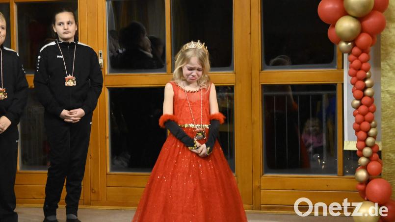 Kinder-Prinzessin Lena I. ist zu Tränen gerührt, als ihrem Prinzen Tim die Insignien abgenommen werden und er im Trauerzug aus dem Saal getragen wird. Bild: u