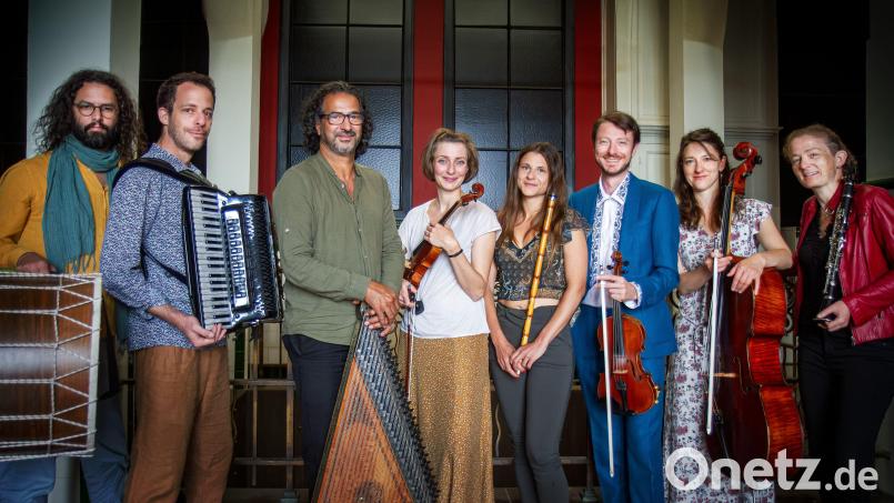 Die Band Halva bilden (von links) Robbe Kieckens, Ira Shiran, Muhittin Kemal, Alina Bauer, Andriana Achitzanova, Nicolaas Cottenie, Eline Duerinck und Susi Evans. Bild: Sam Verhaert/exb