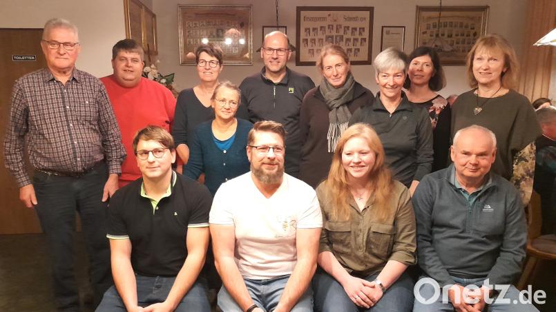 Der Imkerverein Illschwang-Birgland hat neu gewählt. Sitzend von links Michael Stollner, Michael Deinzer, die neue Vorsitzende Veronika Fuchs und ihr Vorgänger Günther Mertel; stehend von links der stellvertretende Kreisvorsitzende Helmut Heuberger, Bürgermeister Dieter Dehling, Gabi Pirner, Dora Wankel, Markus Rahm, Ulrike Voit, Elke Schürfeld, Michaela Seitz und Bürgermeisterin Brigitte Bachmann. Bild: no