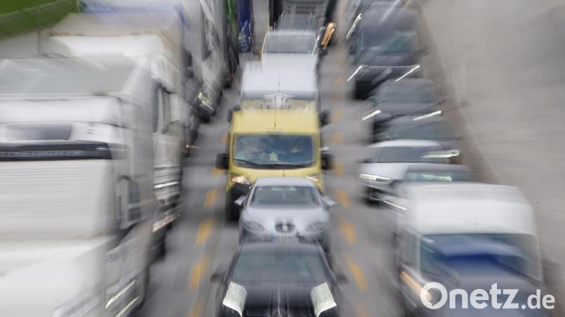 Stau auf der Autobahn: Im Berufsverkehr nichts ungewöhnliches. Steigende Pendlerzahlen im Landkreis Schwandorf dürften da kaum zur Entspannung beitragen. Bild: Marcus Brandt/dpa/Symbolbild
