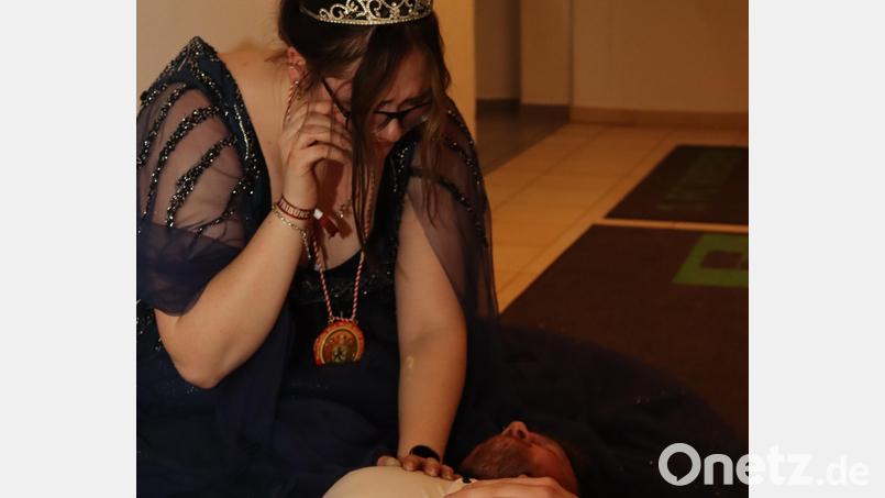 Prinzessin Veronica II. trauert um ihren Prinzen Lukas II., der den Aschermittwoch nicht mehr erleben darf. Bild: mrr
