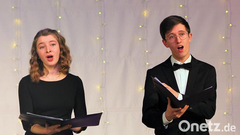 Junge Leute aus der klassischen Gesangsabteilung präsentieren sich auf der Bühne der Berufsfachschule für Musik. Bild: Frank Ebel/exb