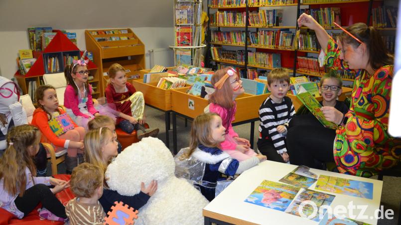 Märchentante Jessica Krämer liest den Kindern in der Bücherei die lustige Geschichte „Karneval im Zoo“ vor. Bild: gi