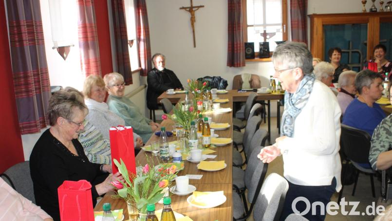 Premiere für Frauenbund-Bezirksvorsitzende Rita König (stehend): Erstmals konnte sie mit Annemarie Götz einer Mitstreiterin zu 50 Jahren Mitgliedschaft gratulieren. Bild: bjp