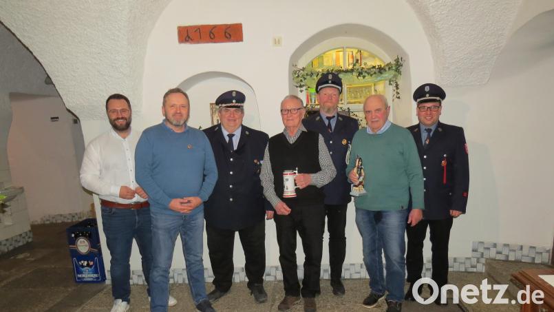 Ehrungen gab es bei der Feuerwehr Falkenberg, Das Bild zeigt (von links) Bürgermeister Matthias Grundler, Johannes Bauernfeind (40 Jahre Mitglied), Vorsitzenden Hubert Schedl, Hans Fischer (60 Jahre Mitglied), Kommandant Andreas Zölch, Adolf Mayer (65 Jahre Mitglied) und Zweiten Kommandanten Roland Höcht. Bild: Kathrin Bischof/exb