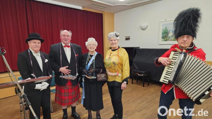 Butler Alfons Wanninger, Adjutant Michael Koller, Queen Elfriede Späth und Seniorentreffleiterin Elisabeth Schaller (von links) hören Musikant Erhard Hirmer zu. Bild: Koller/exb