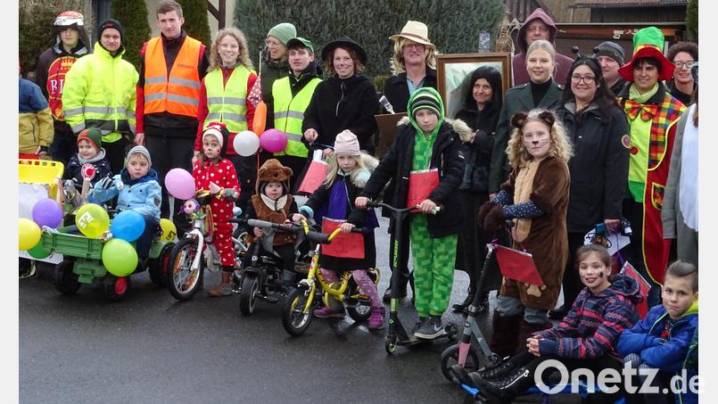 Ein Faschingsfest für bunt maskierte Kinder, an dem auch Erwachsene teilnehmen dürfen: Auch heuer führt die Bobbycar-Rallye am Rosenmontag quer durch Freihöls. Bild: Houschka