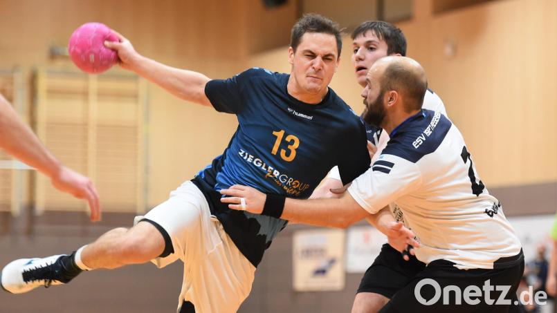 Hinter dem Einsatz von Lucas Vierling (am Ball) für die HSG Weiden steht nach einem Trainingsunfall noch ein Fragezeichen. Archivbild: G. Büttner