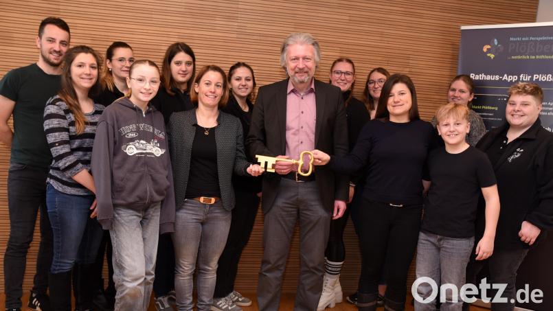 Der Rathausschlüssel ist wieder im Besitz von Bürgermeister Lothar Müller. Das Plößberger Tollitäten-Paar gab am Aschermittwoch die &quot;Amtsgeschäfte&quot; zurück. Bild: Gebert
