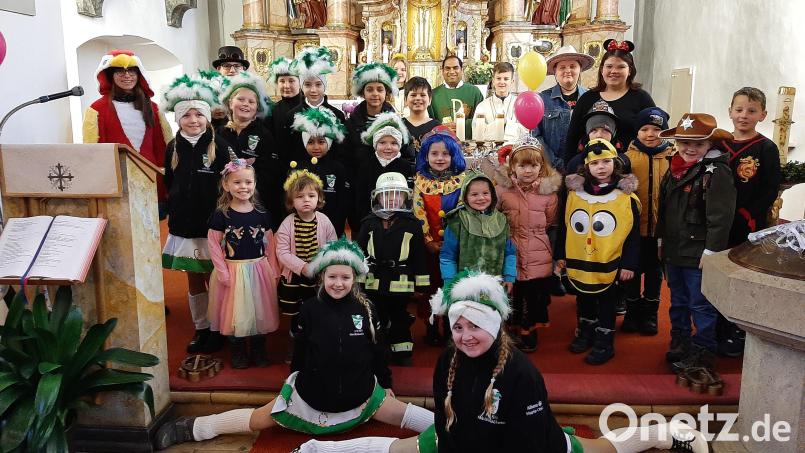 Die Kinder freuten sich, mit Verkleidungen in den Familiengottesdienst in Großschönbrunn kommen zu können. Und auch die Kindergarde „Kleinseugastanien“ sorgte mit ihrem prächtigen Outfit für Faschingsflair. Bild: bk