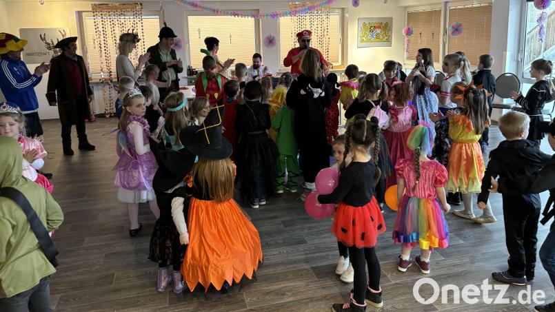 Viele Kinder haben am Rosenmontag beim Kinderfasching ihren Spaß. Immer wieder heizt Dominik Baschnagel die Stimmung an. Bild: exb/Daniel Winter