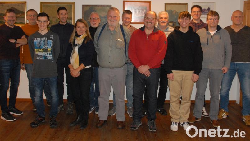 Einen neuen Vorstand wählt die Tischtennisabteilung der Sportgemeinschaft Schmidmühlen mit dem Vorsitzenden Peter Meyer (Mitte) an der Spitze. SG-Vorsitzender Arpad Deak (links) gratuliert. Bild: pop