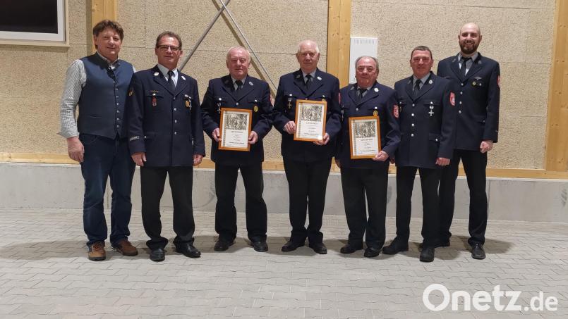 Bei der Jahreshauptversammlung der Feuerwehr Rottendorf werden vier Mitglieder zur Ehrenmitgliedern ernannt. Bild: Altmann/exb