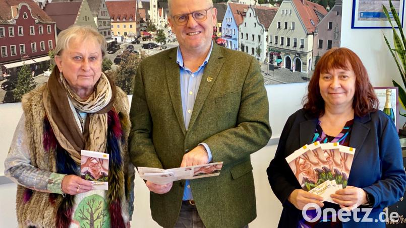 Die Vorsitzende des Seniorenbeirates, Elisabeth Beer-Klatt (links), und Sabine Brunner vom Büro des Oberbürgermeisters (rechts) stellen Oberbürgermeister Andreas Feller das Seniorenprogramm 2024 vor. Bild: Stadt Schwandorf/exb