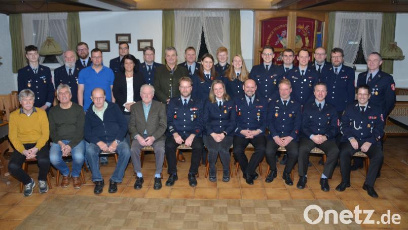 Markus Kindl und Christian Wenk (sitzend von rechts) führen als Kommandanten die Aktiven. Neuer Vorsitzender ist Albert Herrmann (sitzend, Dritter von rechts). Johann Eckl ((sitzend, vierter von links) und Franz Kellner (sitzend, Dritter von links) gehören seit 70 Jahren zur Ortsteilwehr. Johann Kopp und Anton Meißner (sitzend von links) seit 50 Jahren. Der langjährige Vorsitzende Herbert Zitzmann (hintere Reihe, rechts) führte die Wehr seit 24 Jahren bilderbuchmäßig an. Bild: dob