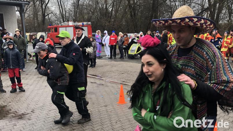 Die Wettkämpfer des Manteler Stammtisches (rechts) setzen sich gegen alle anderen Mannschaften beim Luftballlon-Wettbewerb durch. Bild: sei