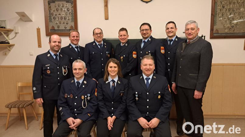 Das neue Vorstandsteam der Feuerwehr Münchenreuth zusammen mit den Vertrauensleuten und Zweitem Bürgermeister Markus Scharnagl (rechts). Bild: Klaus Grötsch/exb