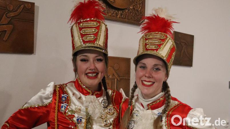 Lisa Fröhlich (rechts) ist neben Selina Gottsauner (links) nun Trainerin der Prinzengarde bei der Narrhalla Rot-Weiß-Gold Rieden. Bild: mrr