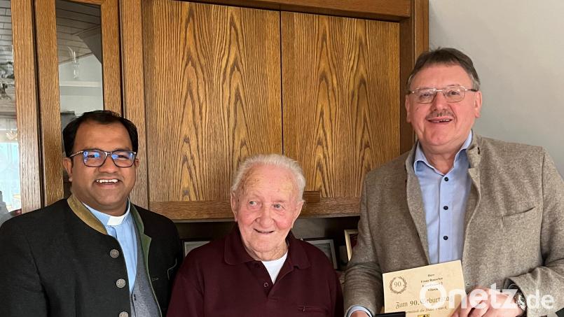 Bürgermeister Hans-Martin Schertl (rechts) und Pater Robin (links) überbringen dem Jubilar Franz Rauscher die Glückwünsche. Bild: Stefanie Gradl