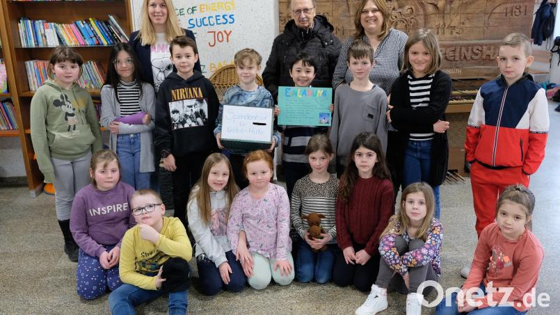 Im Kreise der Schulkinder erhielt Andreas Steinl, 2. Vorsitzender der Kinderkrebshilfe für die Region Oberpfalz Nord, den Erlös aus der Faschingskrapfen-Aktion der Grundschule am Rauhen Kulm. Schulleiterin Ulrike Kneidl (re) und Klassenlehrerin Marina Ackermann freuen sich mit. Bild: do