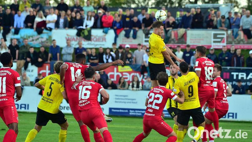 Tobias Hoch (beim Kopfball, gelbe Trikots) und die Vilzinger im Spitzenspiel gegen die Würzburger Kickers. Archivbild: Dirk Meier