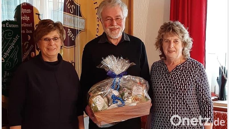 Schriftführerin Irene Ritter (links) und Vorsitzende Anni König dankten Pfarrer Edmund Prechtl für seinen Vortrag. Bild: exa/exb