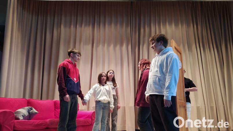 Die Theatergruppe der Kemnather Realschule hat für das Stück &quot;Einfach nur Paul&quot; fleißig geprobt. Bild: Juliane Kraus/Realschule Kemnath/exb