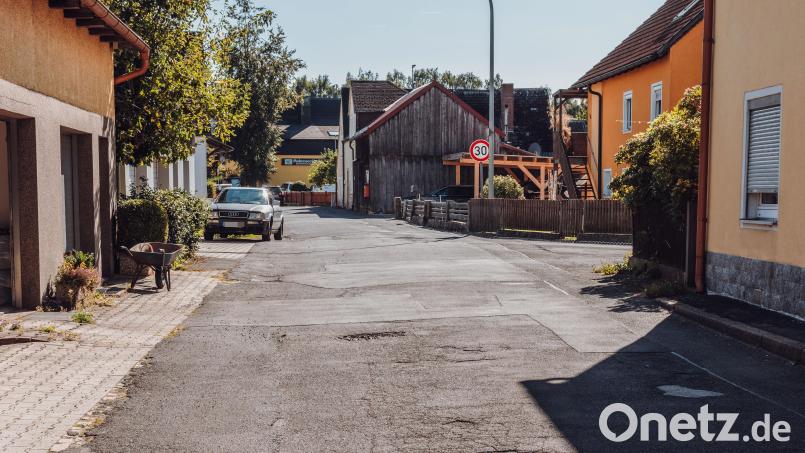 Die Dorferneuerung in Thanhausen soll Mitte 2024 starten. Dabei sollen die Karl-von-Korb-Straße (im Bild) und der Flußhüttenweg saniert werden. Archivbild: Susanne Forster