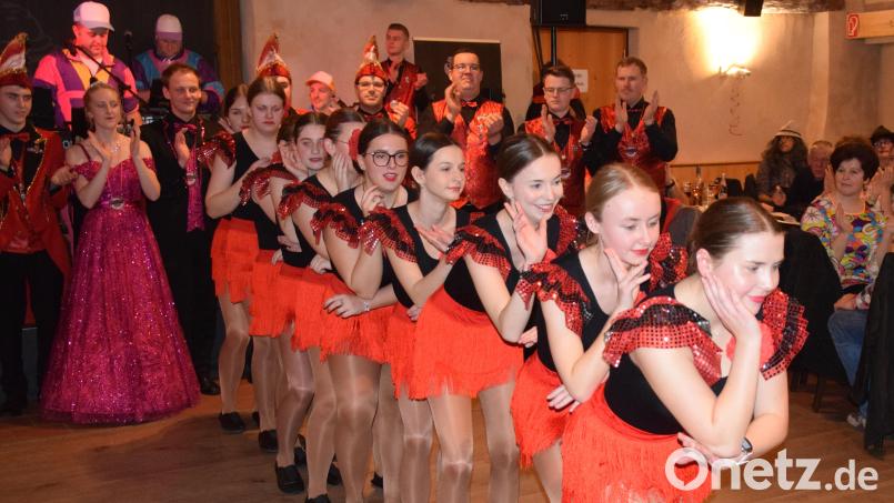 Klasse gemacht! Mit ihrer einstudierten Macarena eroberten die Mädels der Jugendgarde die Herzen der Ballbesucher beim Wilderer-Ball im Sturm. Bild: bö