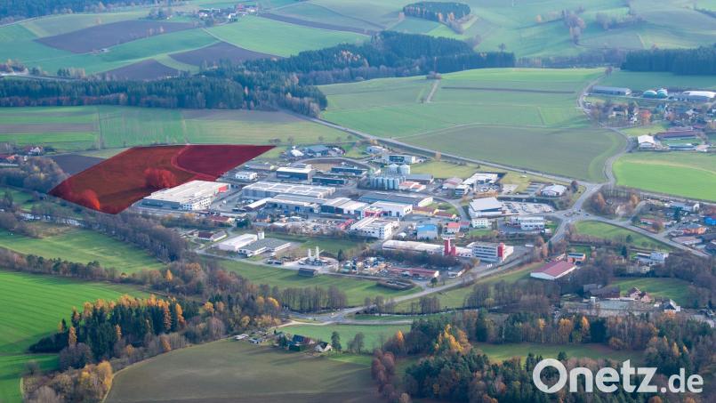 Um 5,5 Hektar soll das Gewerbegebiet in Erbendorf erweitert werden. Bildmontage: Marco Meier/ Bild: mür
