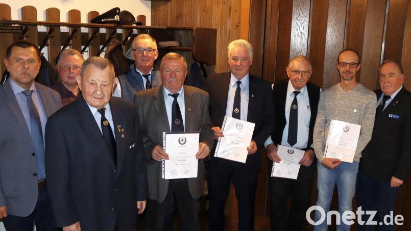 Nach der Ehrung der Jubilare: (von links) Zweiter Bürgermeister Günter Koller, Klemens Krieger, Vorsitzender Franz Schneller, Gerhard Meier, Kurt Falk, Helmut Pilhofer, Werner Zeltner, Roland Fleischmann und Bezirksvorsitzender Horst Embacher. Bild: mfh