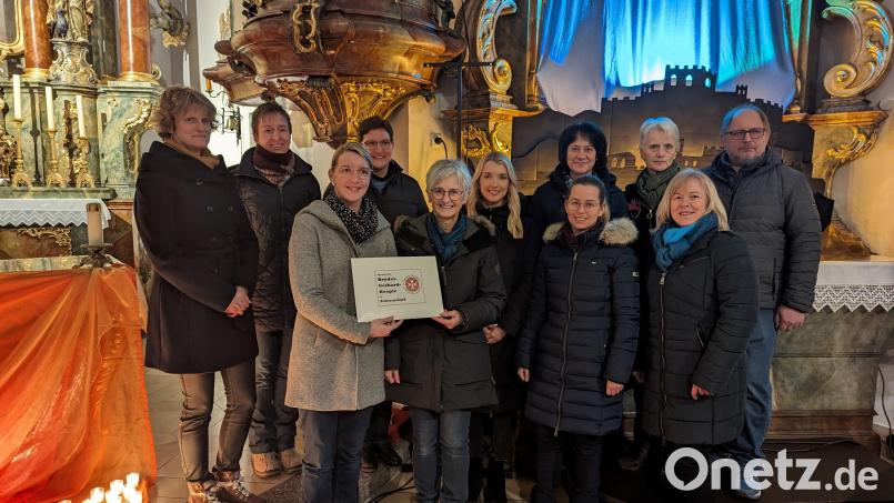 Beim Lichtmess-Singen in Neunaigen wurden 1000 Euro für das Bruder-Gerhard-Hospiz gespendet. Bild: Gabi Kastner/exb