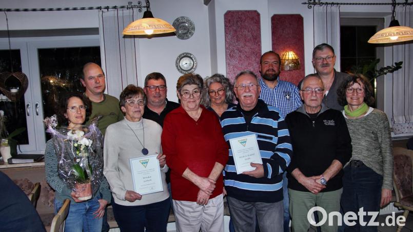 Die drei neuen Ehrenmitglieder Monika Grötsch, Heidi und Rudolf Späth (vorne, Zweite bis Vierter von links) zusammen mit Jubilaren Ulrike und Peter Appel, Günter Späth, Kerstin Klug, Vorsitzendem Josef Klug, Horst Übler, 3. Bürgermeister Günther Renner und 2. Bürgermeisterin Lydia Zahner (von links). Bild: ds
