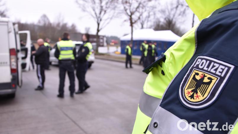 Die Bundespolizisten nehmen in Waidhaus zwei Männer fest. Einer davon sitzt nun im Gefängnis. Symbolbild: Bundespolizei