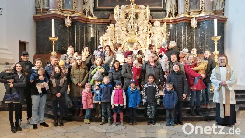 Die Teilnehmer der Tauferinnerungsfeier zusammen mit Stadtpfarrer Dr. Thomas Vogl (rechts) im Altarbereich der Basilika. Bild: Pfarrgemeinderat Waldsassen/exb