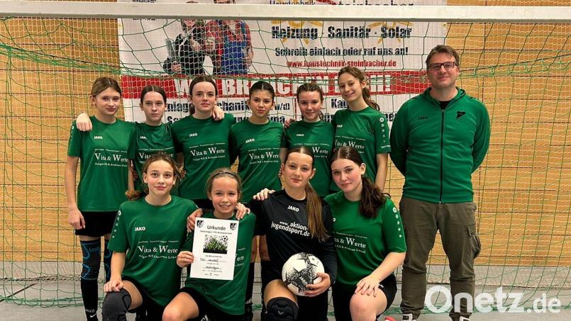 Die C-Juniorinnen des TSV Neudorf haben in der laufenden Hallensaison drei von fünf Turniere gewonnen. Auch bei der bayerischen Futsal-Meisterschaft wollen die Schützlinge von Trainer Andreas Schärtl (rechts) als Außenseiter eine scharfe Klinge schlagen. Bild: Schärtl
