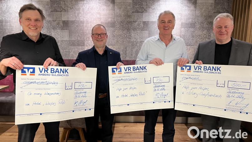 Freude bei der Spendenübergabe: Von links Stefan Reither, Eberhard Wenge, Hans-Jürgen Nägerl und Richard Reisinger. Bild: ge