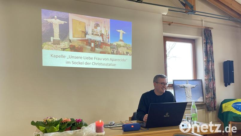 Über seine Reise nach Brasilien spricht Pfarrer Josef Hausner beim Einkehrtag des Frauenbundes Oberköblitz. Bild: Maria Schlögl/exb