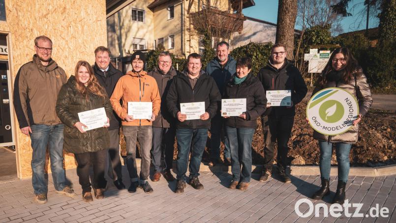 Kleinprojekte werden von der Öko-Modellregion gefördert. Von links: Sebastian und Christina Lobenhofer, stellvertretender Landrat Stefan Braun, Felix Nickl-Dötsch, Oberbürgermeister Michael Cerny, Andreas Walz, Richard Lehmeier vom Landschaftspflegeverband, Michaela und Matthias Walz sowie Öko-Modellregion Managerin Annika Reich. Bild: Thomas Graml, Stadt Amberg/exb
